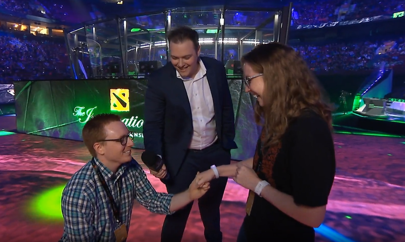 Фанат Dota 2 сделал предложение девушке на сцене Rogers Arena