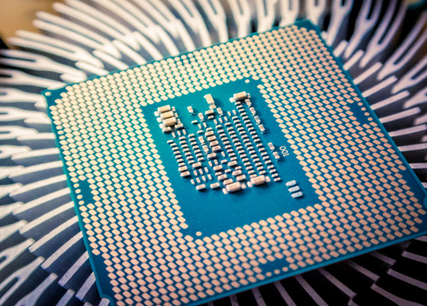 Intel rasskazala o padenii proizvoditel'nosti propatchennyh processorov
